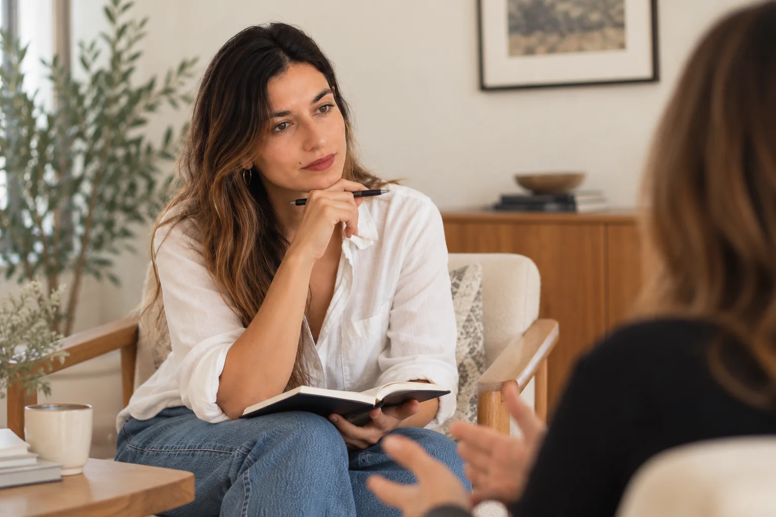 Η Κατερίνα σε μια συνεδρία coaching, ακούγοντας προσεκτικά έναν πελάτη